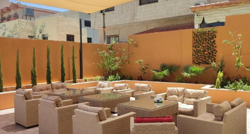 Black Iris Hotel II Madaba Exterior photo
